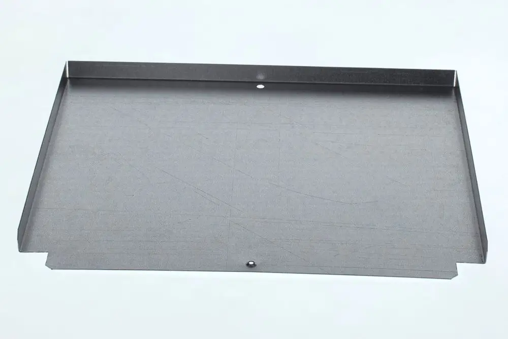 Reinigungslappen aus Metall, rechteckig mit leicht erhöhtem Rand und einer zentralen Öffnung. Geeignet für Bosch-Geräte zur Wartung oder Reinigung.